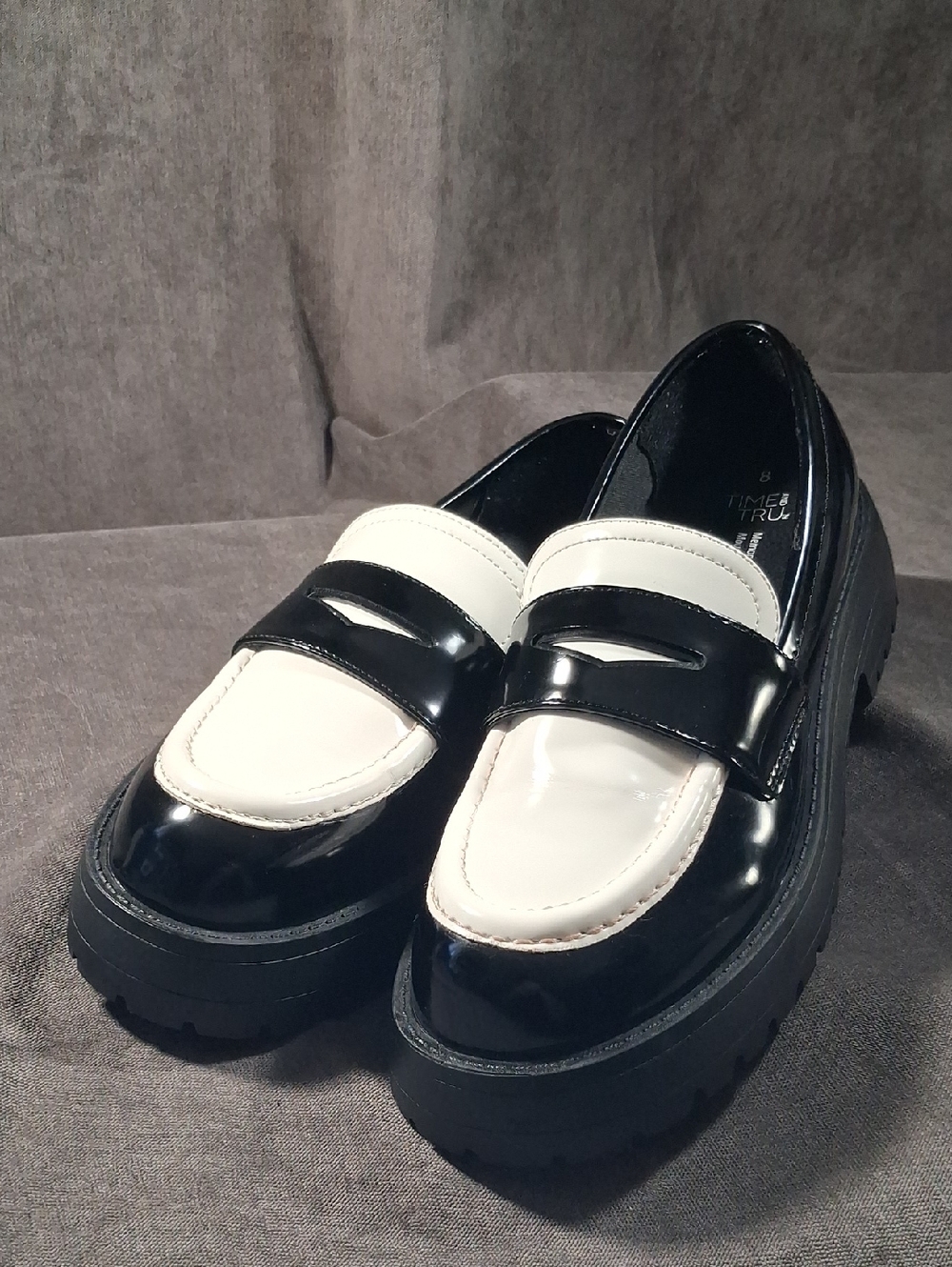 Time and Tru Larry Black & White Faux Patent Leather Lug Sole Loafers VG- US 8